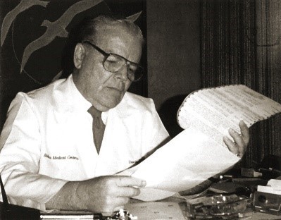 L2-0000685-D1-2022.08.30 Dr. C. David Molina reading document