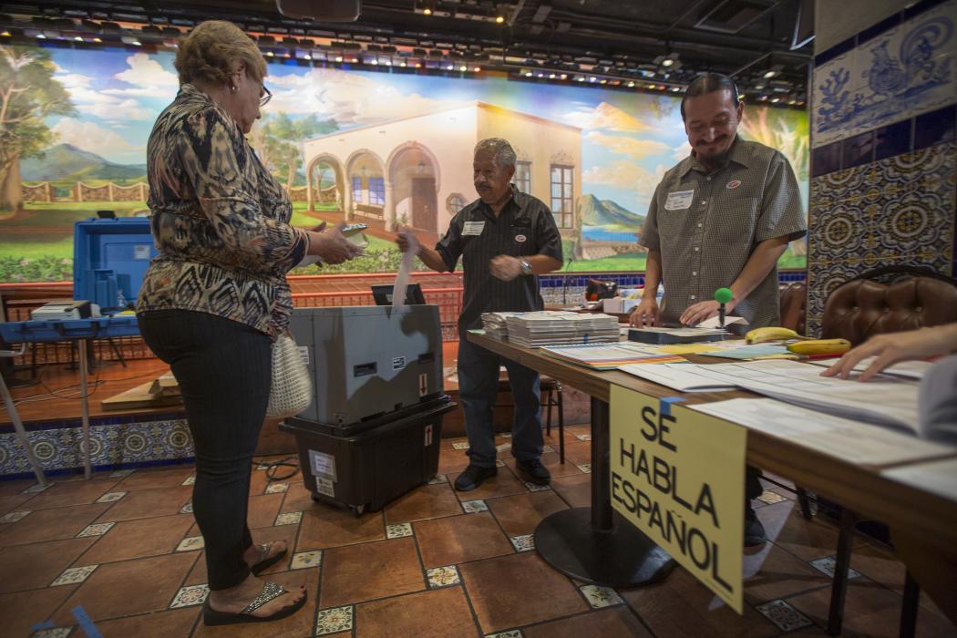 Foto a color de la estación electoral dentro de un restaurante mexicano en Los Ángeles