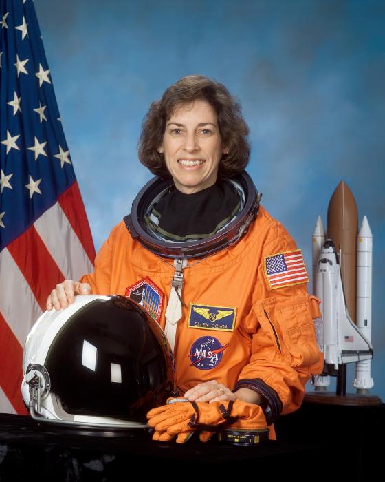 Retrato de Ellen Ochoa con uniforme naranja de astronauta