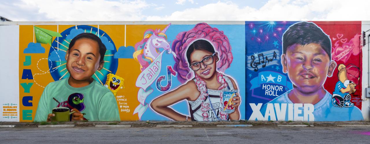 Fotoa color de pared larga con tres murales dedicados a Jayce Carmelo Luevanos, Jailah Nicole Silguero y Xavier Lopez