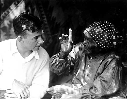 Imagen en blanco y negro de George Meléndez Wright hablando con Yotuya Lebrado.