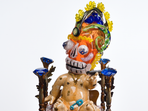 ¡2020¡ a sculpture by the de la Torre Brothers, baby with a blown glass skull head on a bed seen from the front. 