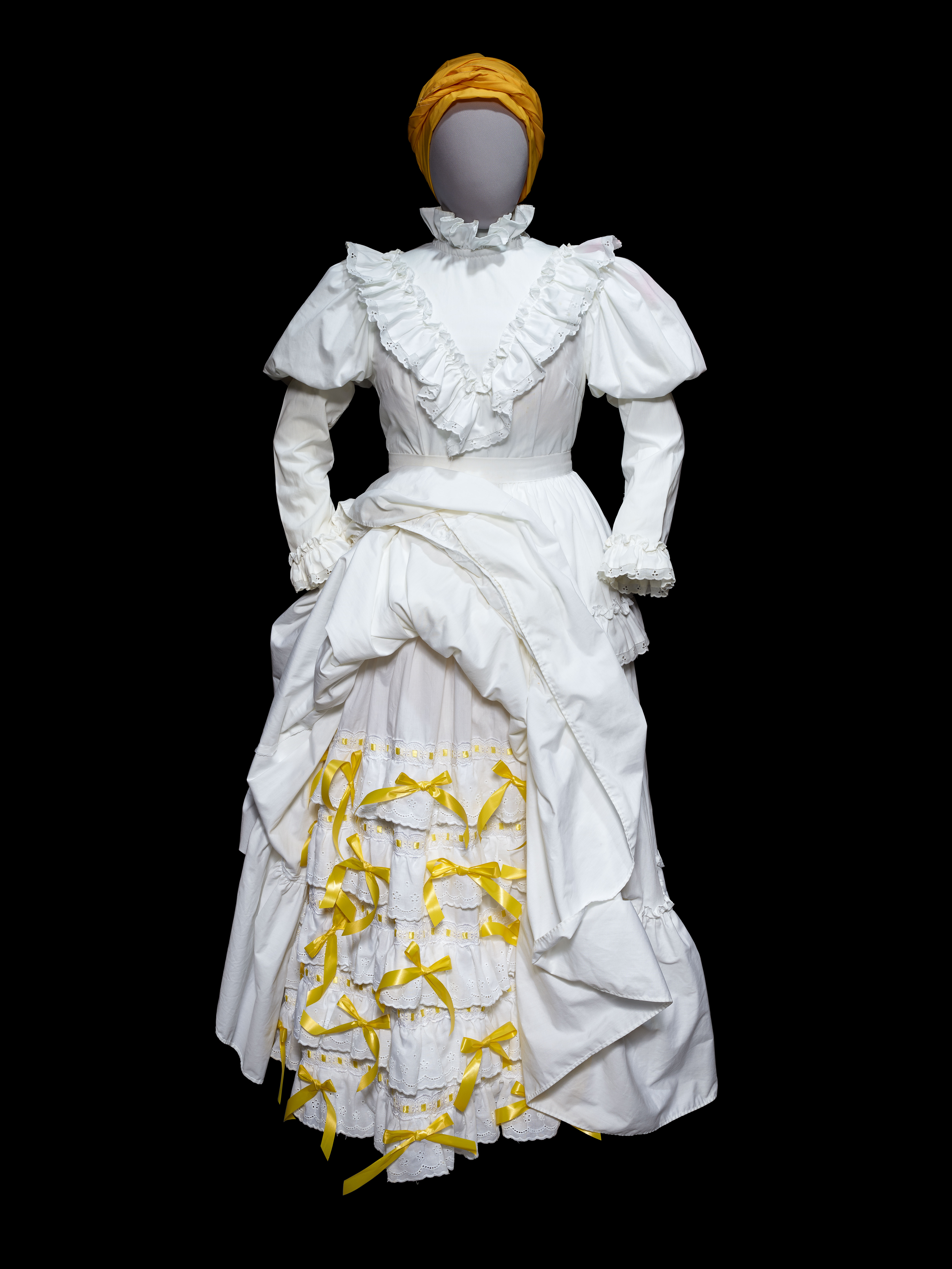 Traje de bomba blanco y amarillo.